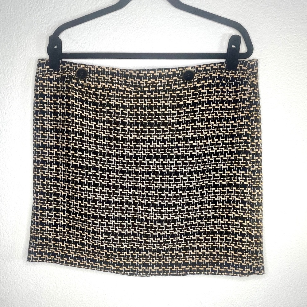 ANN TAYLOR LOFT Tweed Skirt Mini Invisible Back Zipper 2 Button accent on front